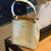 *預訂貨: 約十月上旬*Coach Small Town Bucket Bag In Signature Canvas