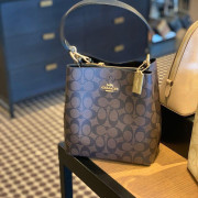 *預訂貨: 約十月上旬*Coach Small Town Bucket Bag In Signature Canvas