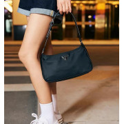 *預訂貨: 約12月下旬*Guess Nylon Shoulder Bag 上肩袋