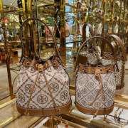 *預訂貨：約4月上旬*Tory Burch 經典logo水桶袋（美國大熱榛子色）