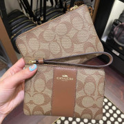 *預訂貨：約7月中旬*Coach Wristlet 